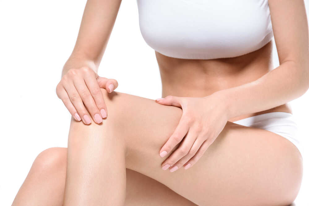 bezbolesna depilacja nóg u kobiety